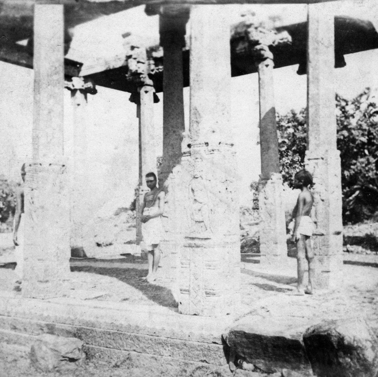Madras yakınlarındaki yıkık bir tapınak, Hindistan, 1874 by Unbekannt