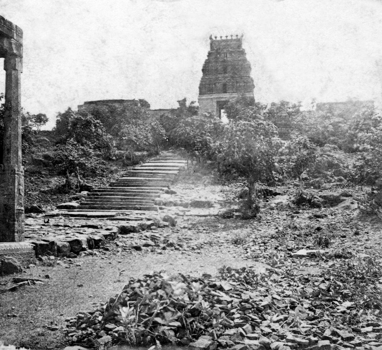 Madras yakınlarındaki yıkık bir tapınak, Hindistan, 1874 by Unbekannt