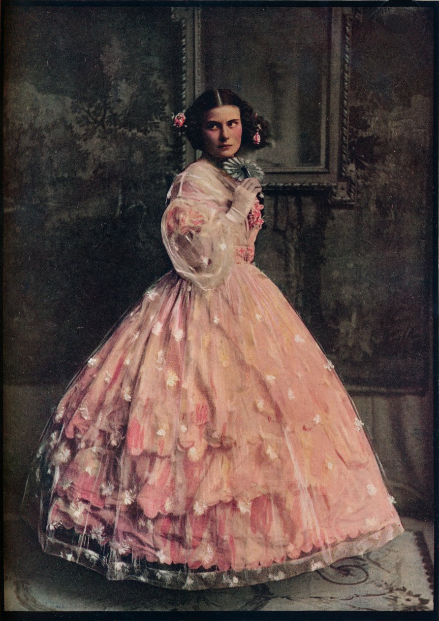 Üstü beyaz çiçekli tülden yapılmış, pembe ipekten üç farbalalı balo elbisesi, 1850-60, c1913 by Unbekannt