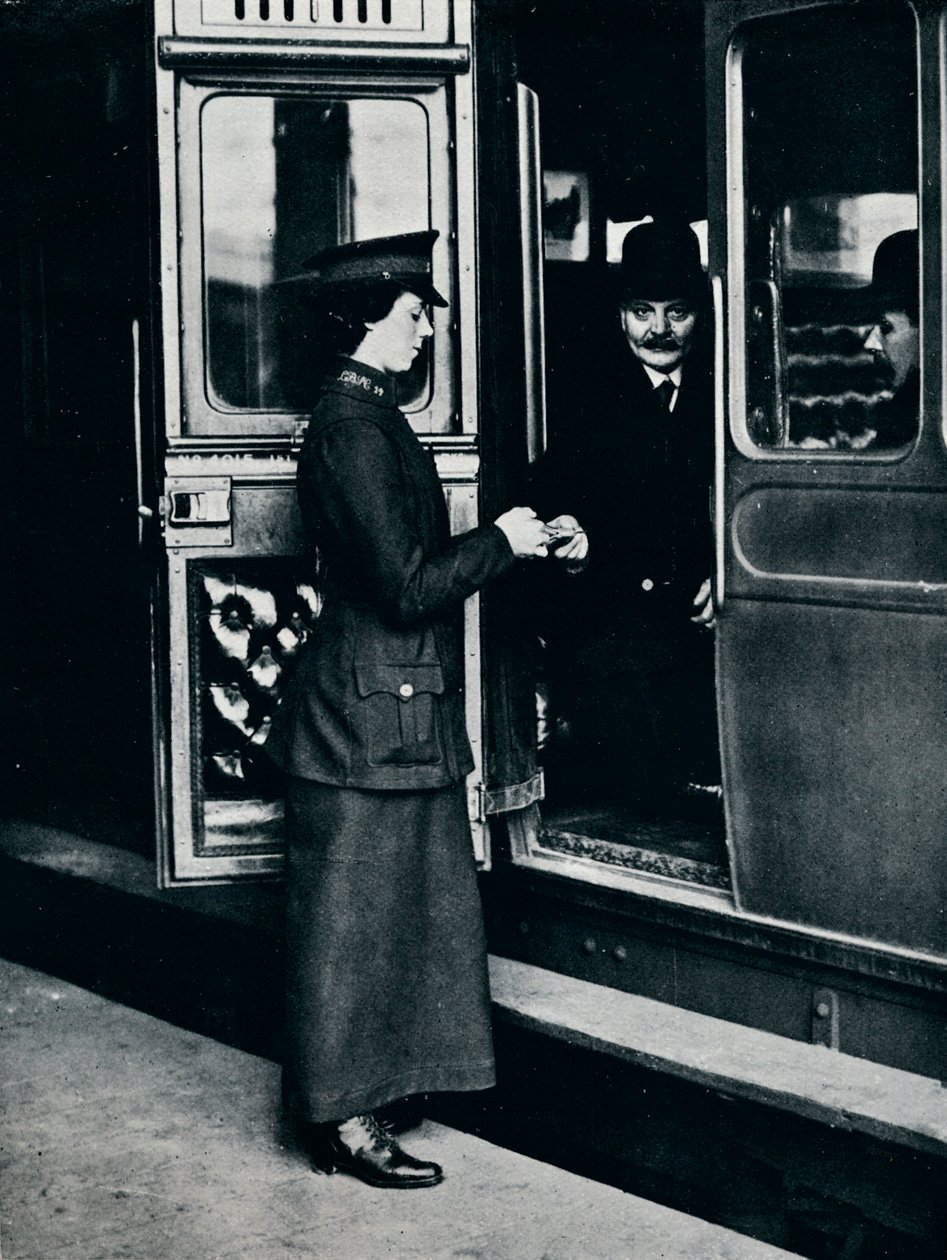 İş yerinde bir kadın bilet müfettişi, c1914 by Unbekannt