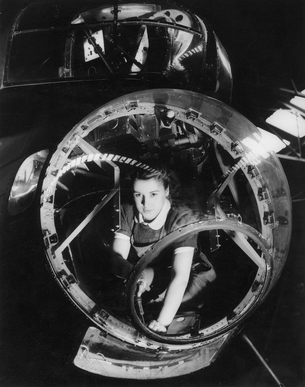 Lancaster bombacısı üzerinde çalışan bir kadın, İkinci Dünya Savaşı, 1940