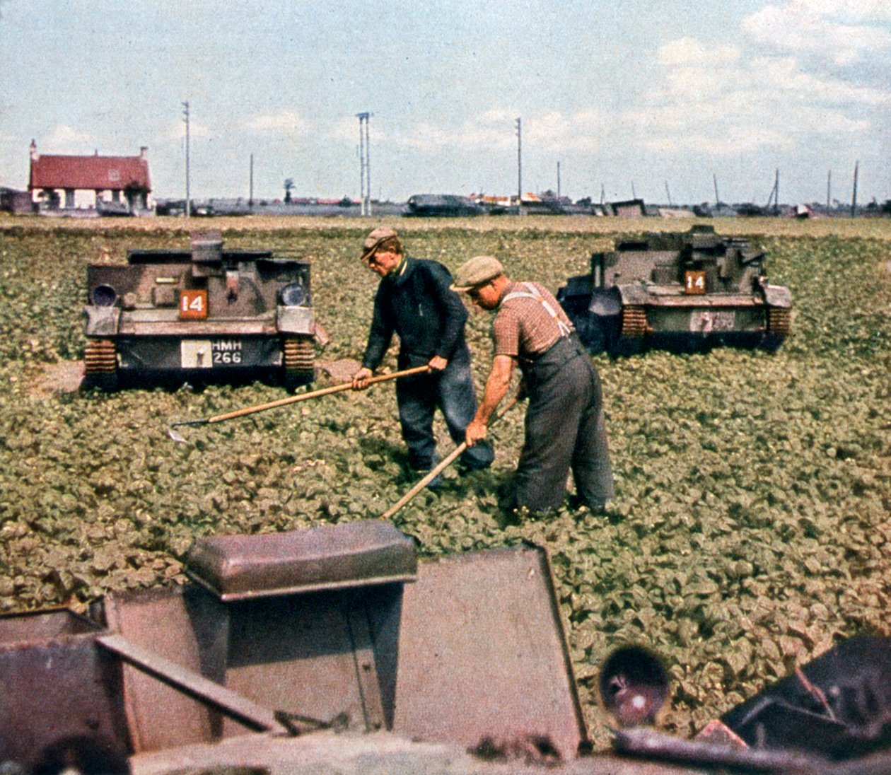 Bir tarlada terk edilmiş Fransız tankları, Dunkirk, Fransa, 1940 by Unbekannt
