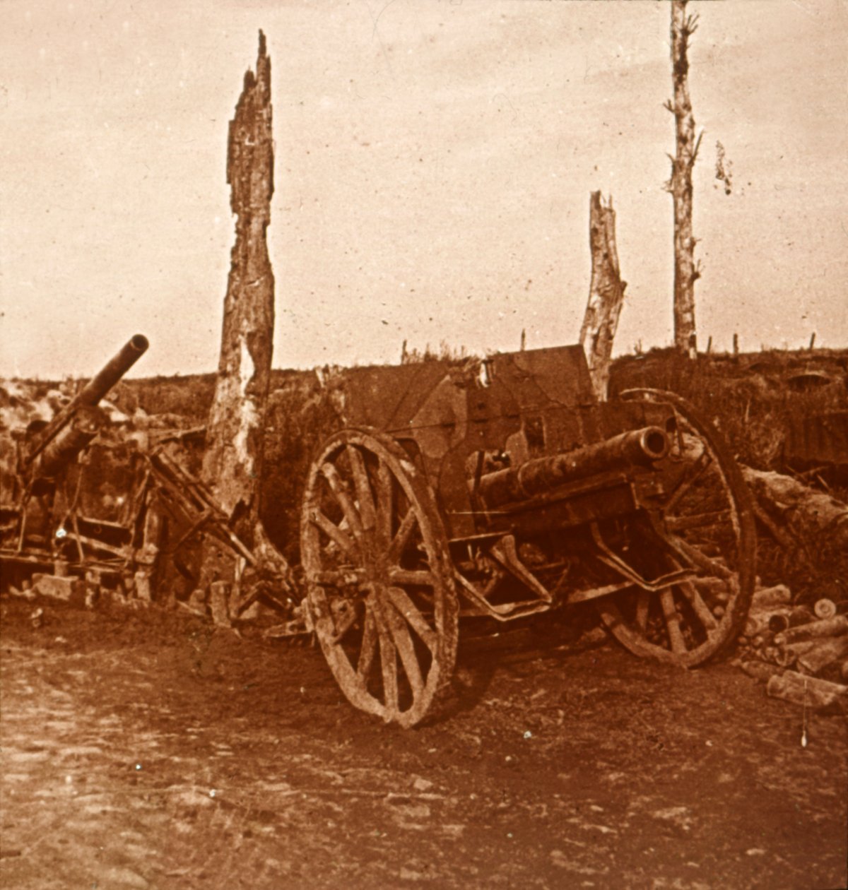 Terk edilmiş toplar, c1914-c1918 by Unbekannt