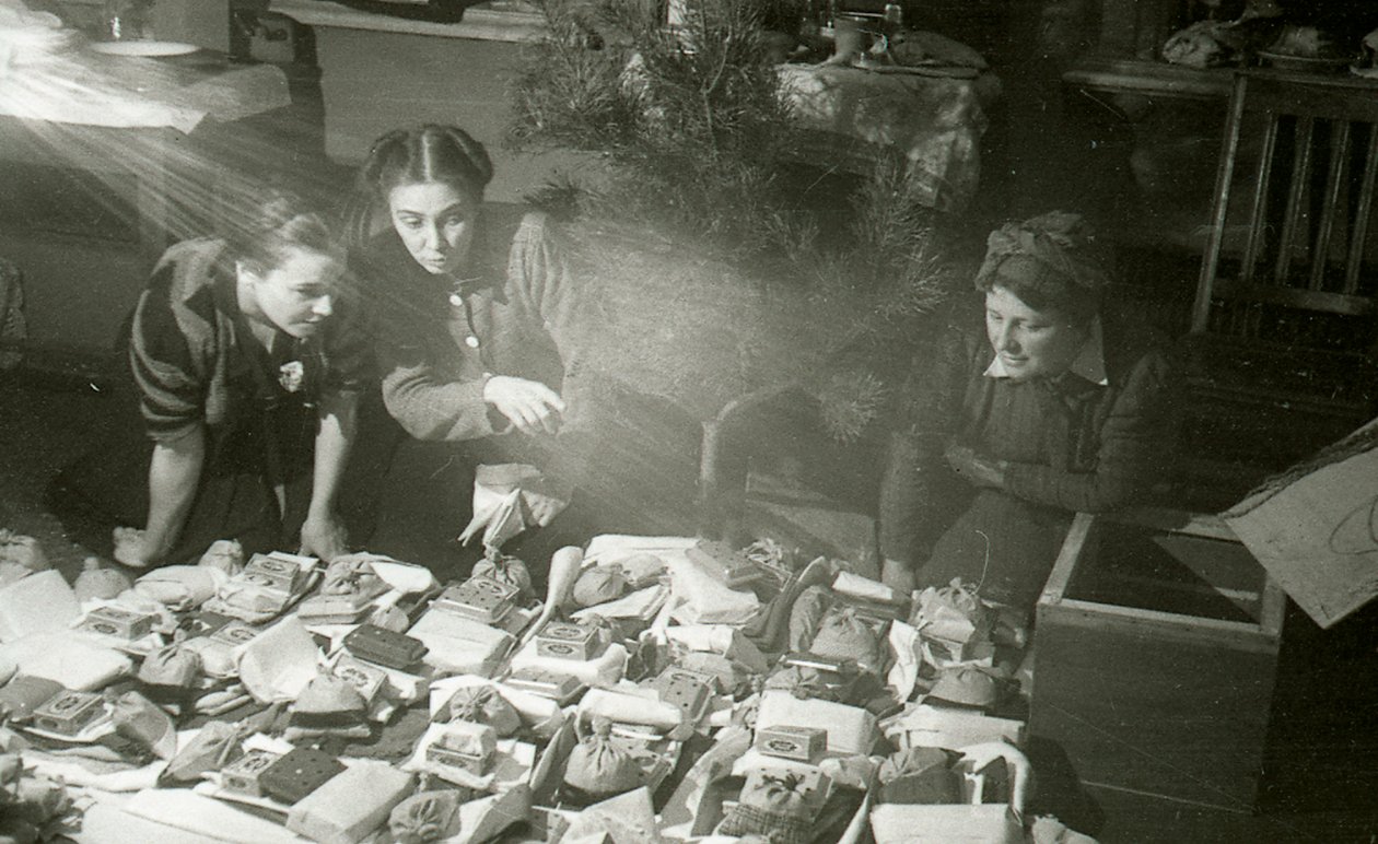 Kızıl Ordu için hediyeler hazırlayan Moskova Sanat Tiyatrosu aktrisleri, SSCB, 1943 by Unbekannt