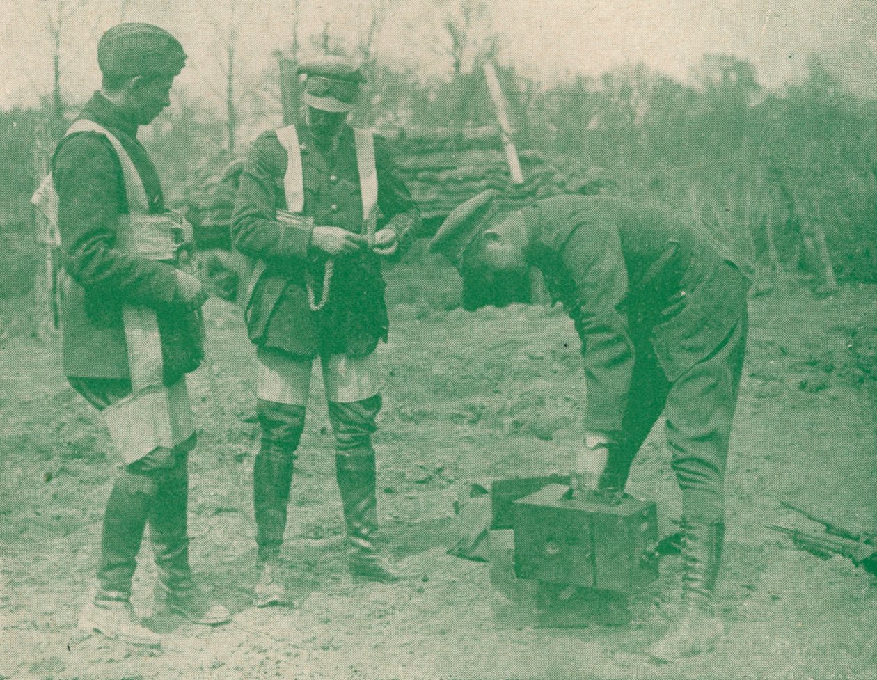 Yükseliş yapmadan önce paraşüt koşumlarını sabitleyen hava fotoğrafçıları, c1917 1919 by Unbekannt
