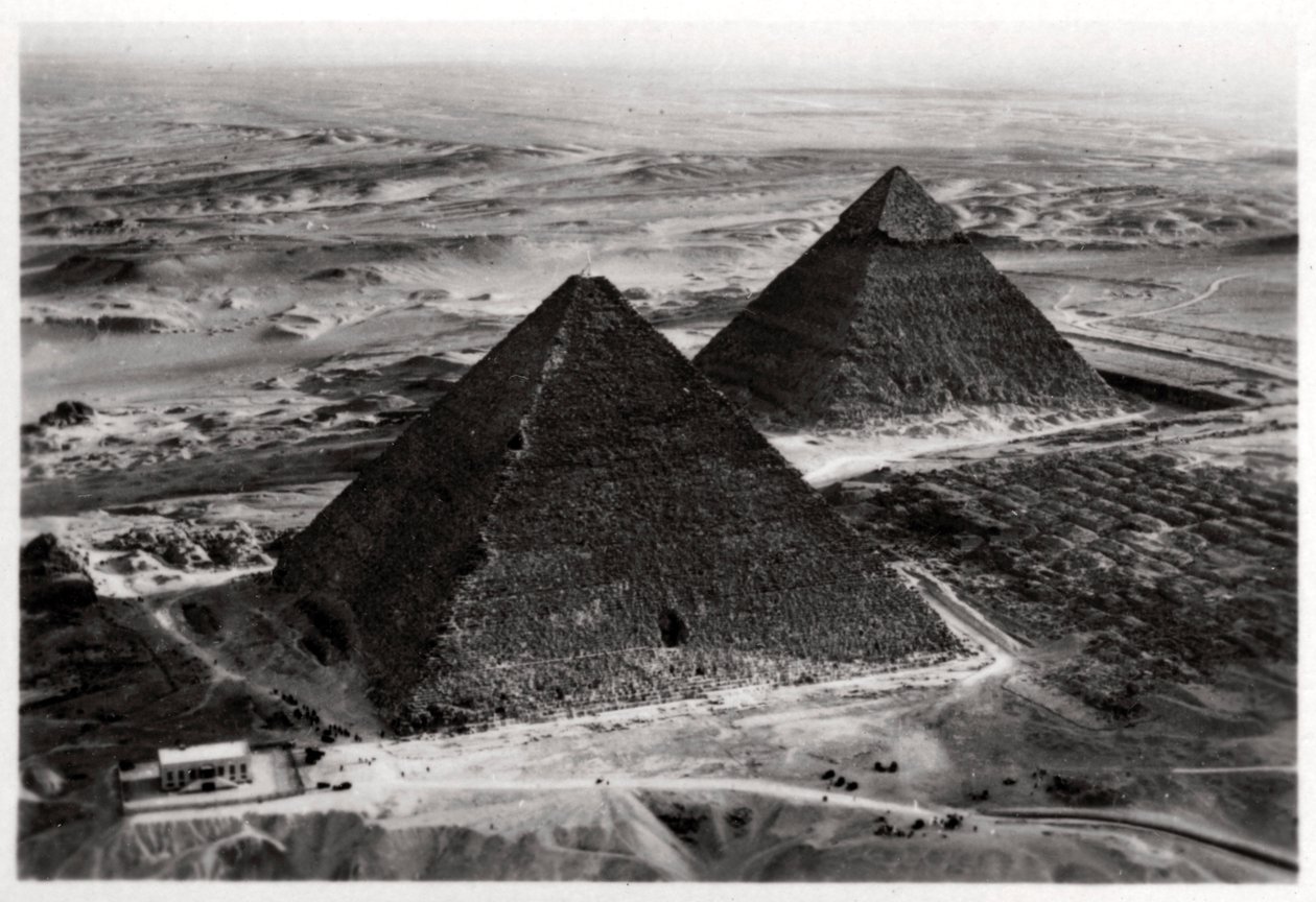 Giza Piramitlerinin havadan görünümü, Mısır, bir Zeplin