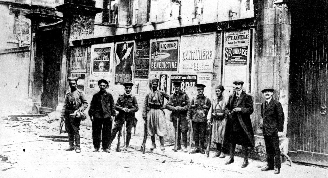Afrikalı chasseur, iki Turcos ve üç İngiliz askeri, Soissons, Fransa, Birinci Dünya Savaşı, 1914 by Unbekannt