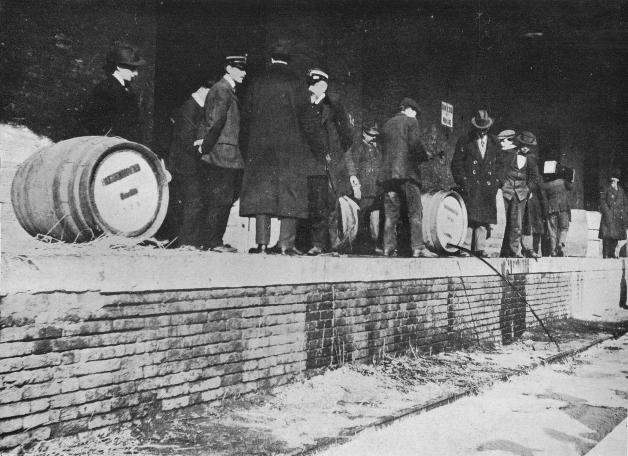 Savaş Bildirgesi'nden sonra: Alman birası bir İtalyan Gümrük mağazasında kaçıyor, 1915 by Unbekannt