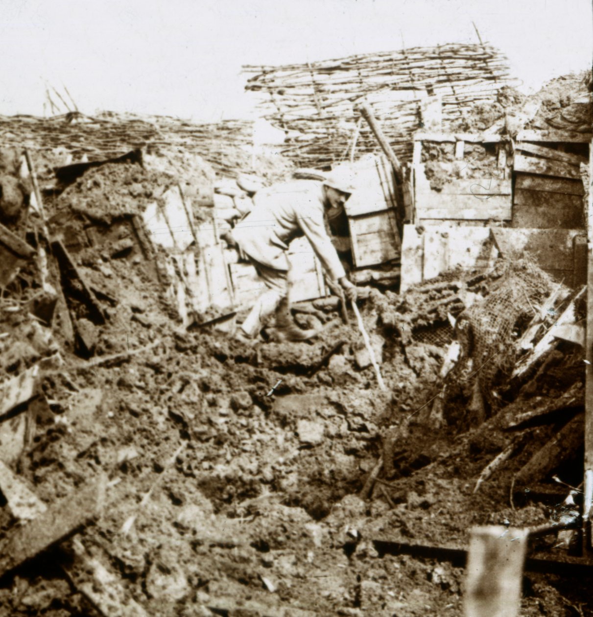 Bir merminin ardından, kraterdeki bir asker, c1914-c1918 by Unbekannt