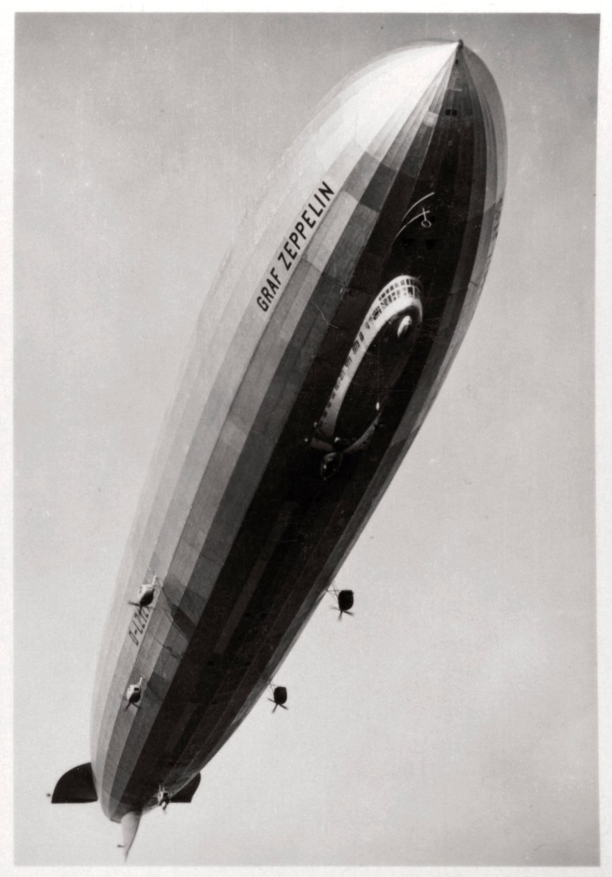 Hava gemisi LZ127 Graf Zeppelin, aşağıdan bakıldığında, 1933 by Unbekannt