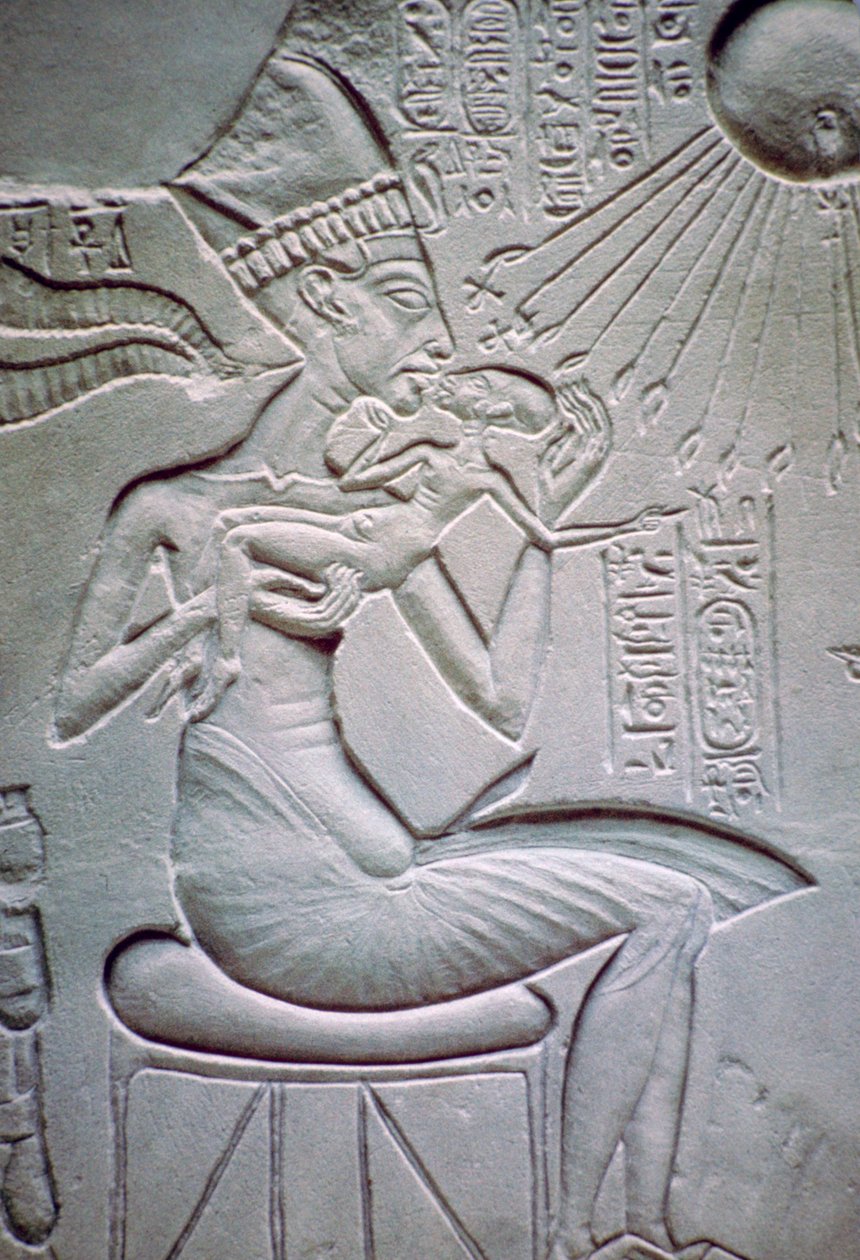 Akhenaten kızlarından birini tutuyor by Unbekannt