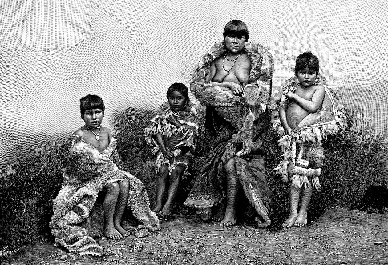 Alakaluf Fuegians, guanaco postları giymiş, Şili, 1895 by Unbekannt