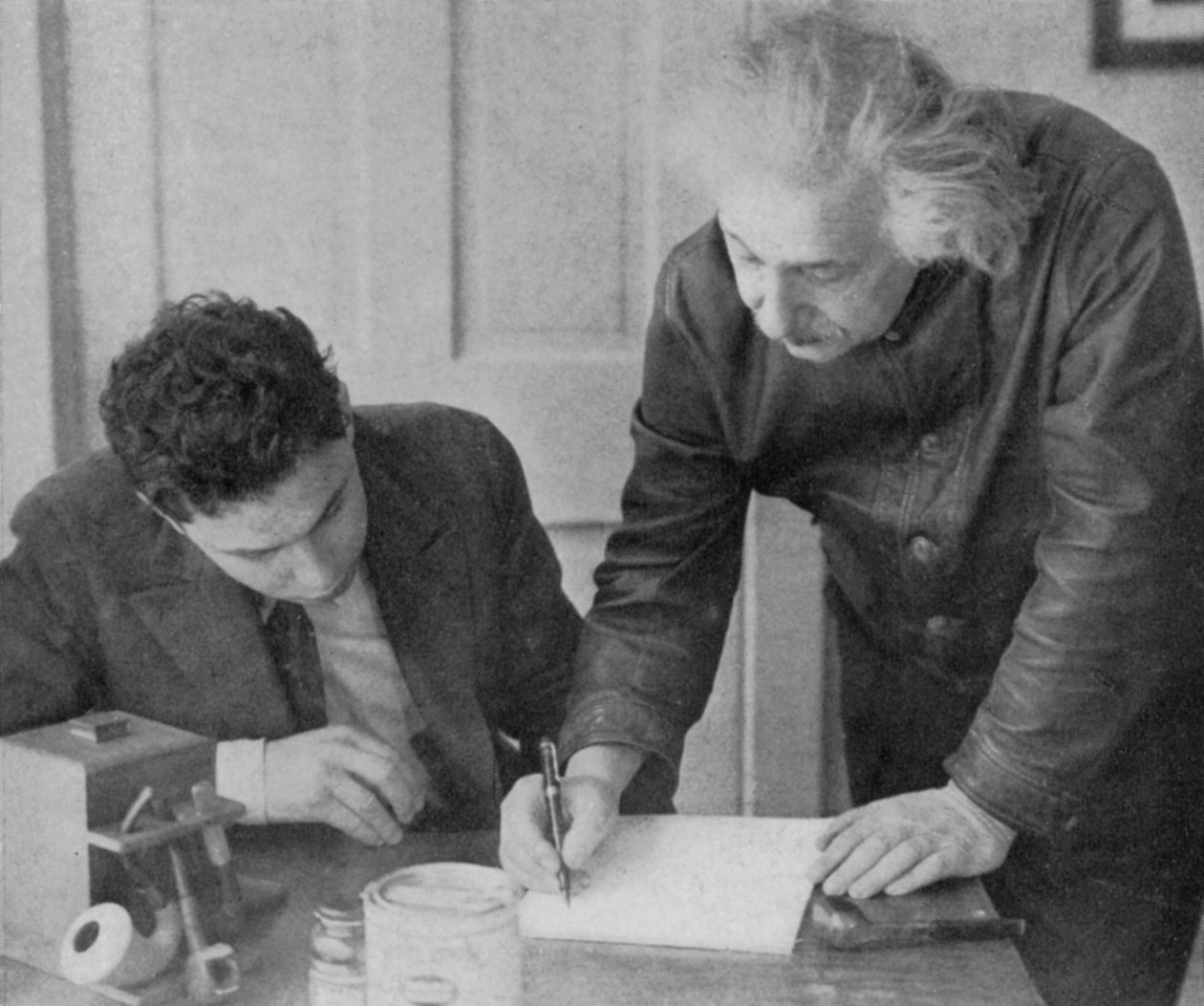 Albert Einstein, Alman-İsviçreli-Amerikalı matematikçi ve fizikçi, bir öğrencisiyle by Unbekannt