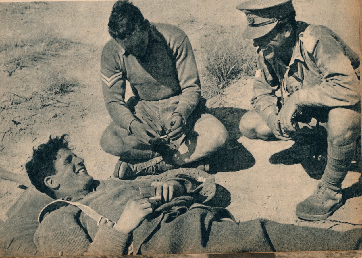 Yaralı bir tanksavar topçusu olan ambulans adamları, c1942 1944 by Unbekannt