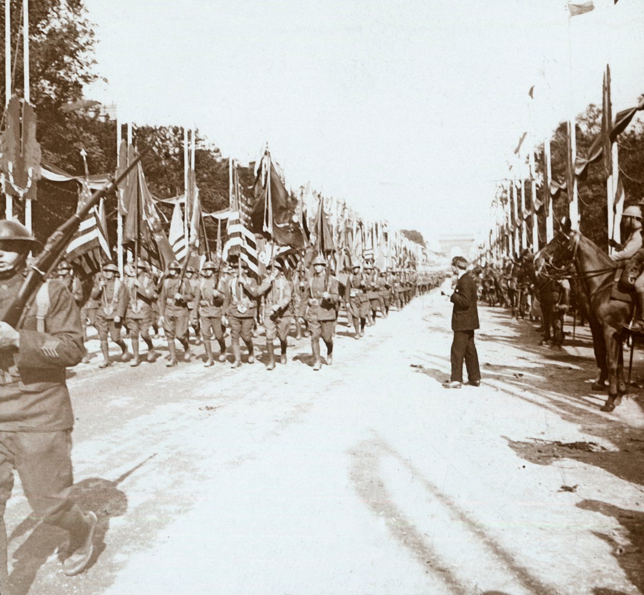 Zafer geçit töreninde yürüyen Amerikan birlikleri, Paris, Fransa, c1918-c1919 by Unbekannt