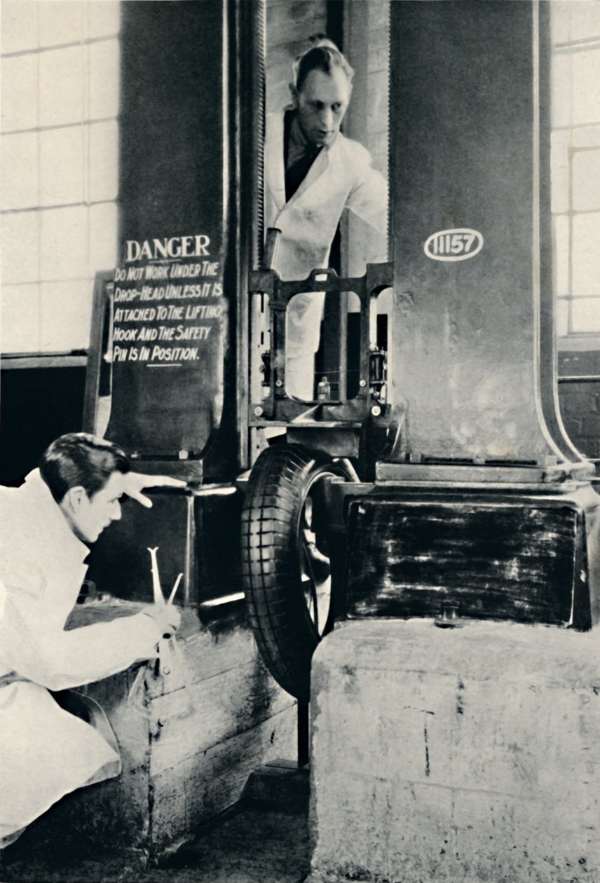 Dunlop Test Evinde Bir Darbe Testi, 1937 by Unbekannt