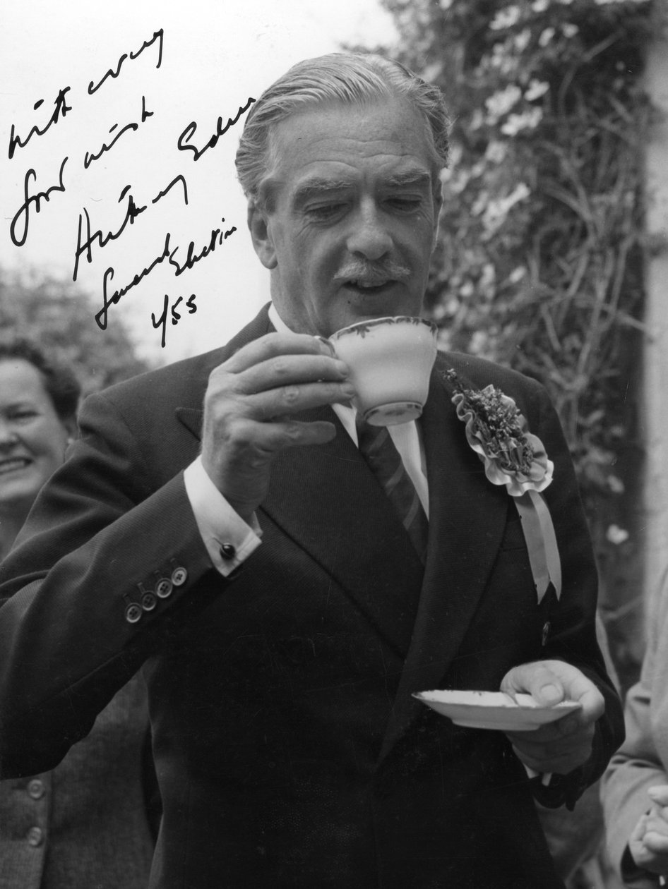 Anthony Eden, İngiliz Muhafazakar politikacı, bir fincan çay içiyor, 1955 by Unbekannt
