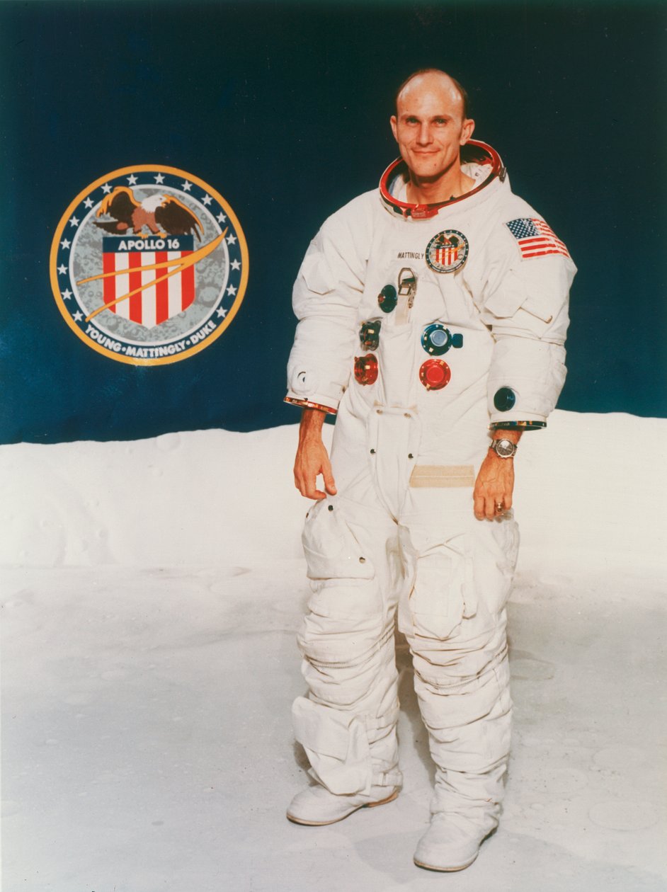 Apollo 16 astronotu Thomas Mattingly, uzay giysisi içinde, 1971 by Unbekannt