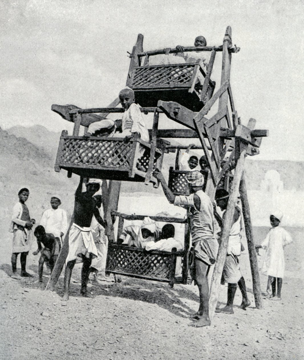 Arap çocukları büyük bir tekerleğin keyfini çıkarıyor, 1922 by Unbekannt