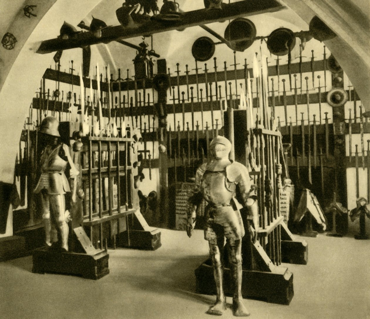 Cephanelik, Burg Kreuzenstein, Aşağı Avusturya, c1935. by Unbekannt
