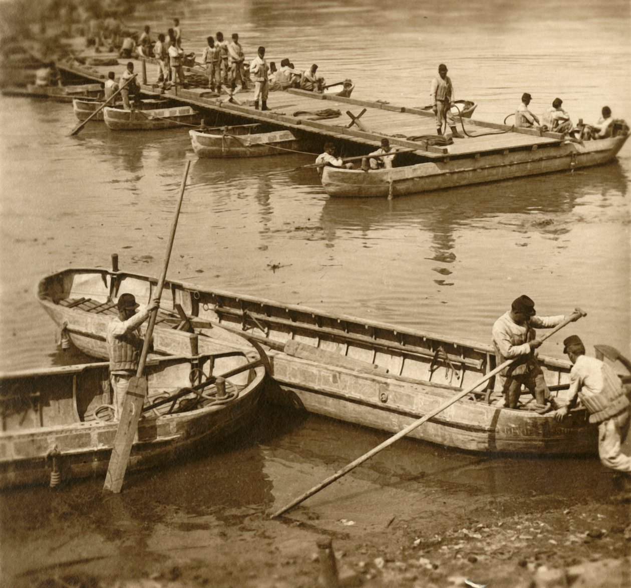 Bir duba köprüsünün montajı, c1914-c1918 by Unbekannt