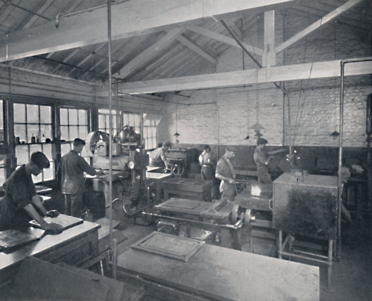 Dökümhanede İş Başında. Sayfaların Balmumu Kalıplarının Yapılması, 1917 by Unbekannt