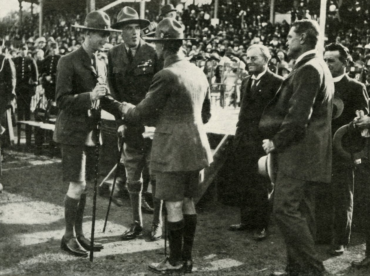 Erkek İzciler ve Kız Kılavuzlar Geçit Töreninde, Adelaide, Avustralya, 1927, 1937. by Unbekannt
