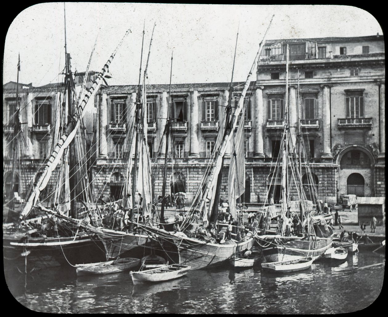 İskelede, Messina limanı, Sicilya, İtalya, 19. yüzyılın sonları veya 20. yüzyılın başlarında by Unbekannt