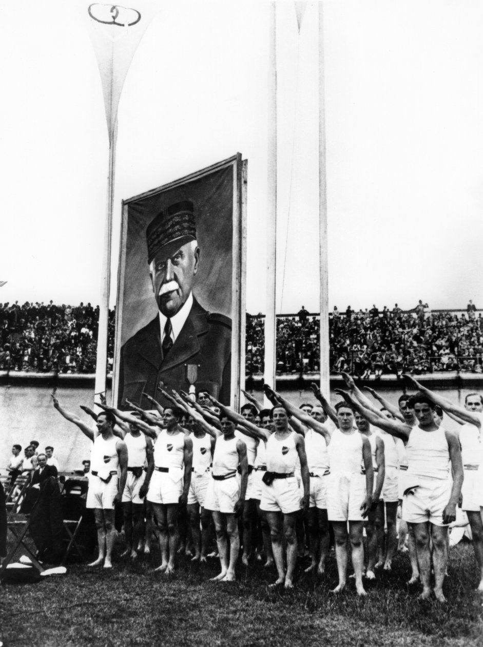 Faşist selamı veren sporcular, Parc des Princes, Paris, 1941 by Unbekannt