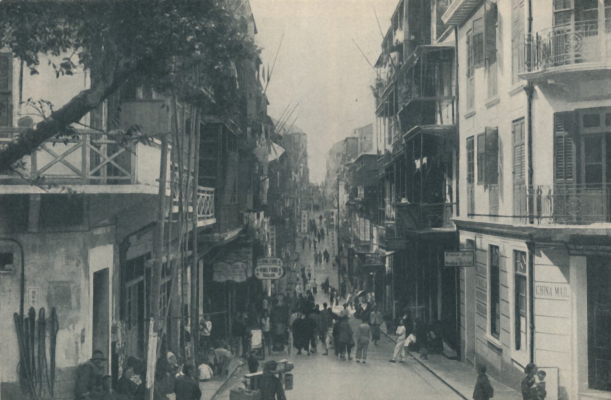 Doğudan Batıya Koşan Kalabalık Bir Ticaret Otoyolunun Balkonlu Binaları, c1935 by Unbekannt