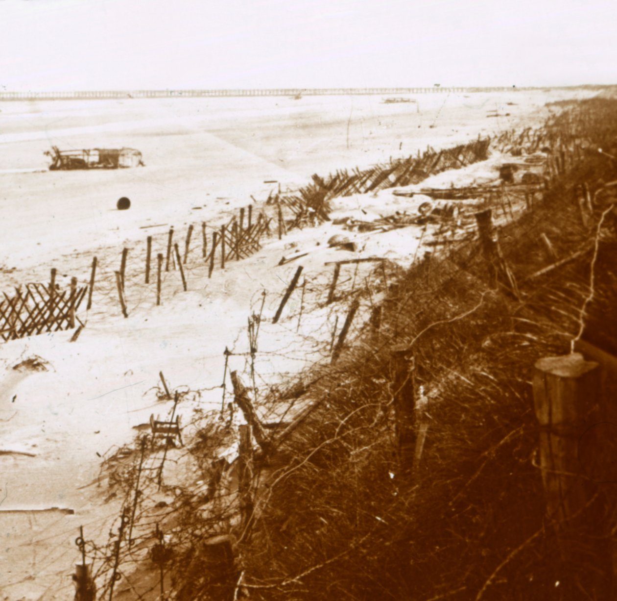 Sahilde dikenli tel bariyerler, Nieuwpoort-Bad, Flanders, Belçika, c1914-c1918 by Unbekannt