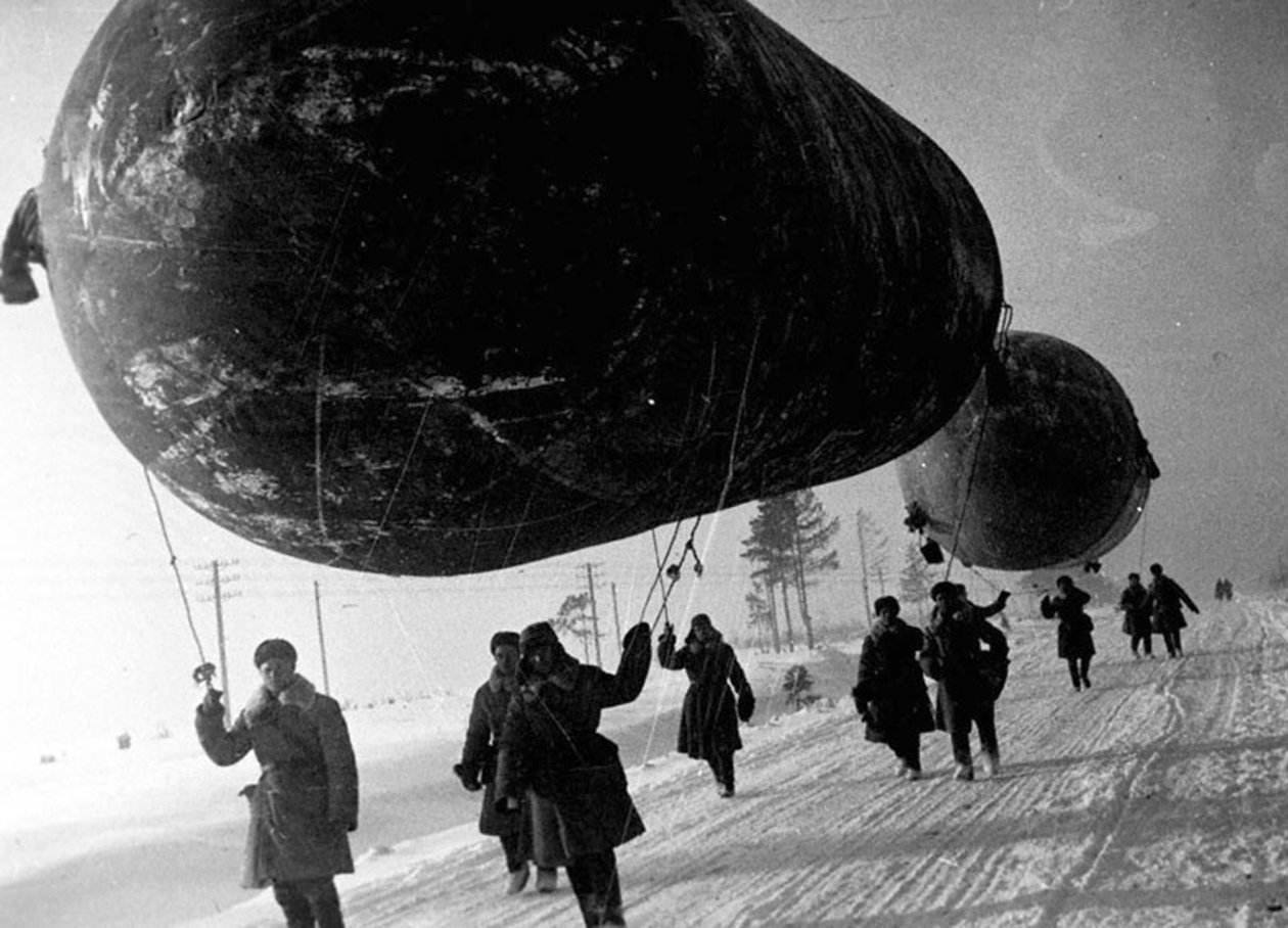 Moskova yakınlarındaki baraj balonları, SSCB, II. Dünya Savaşı, 1941 by Unbekannt