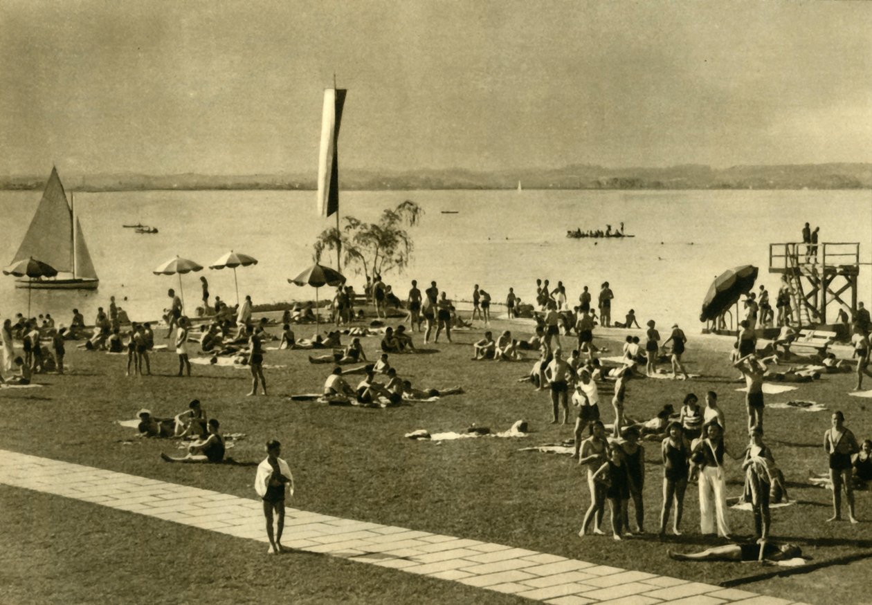 Konstanz Gölü kıyısında yıkananlar, Bregenz, Avusturya, c1935. by Unbekannt