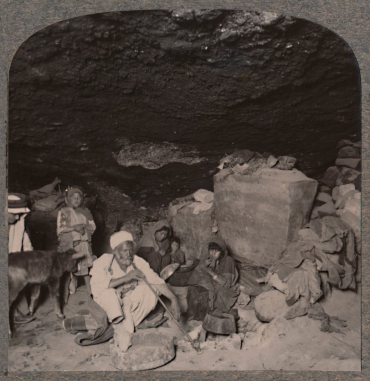 Bedevi mağara sakinleri mağaralarında, c1900 by Unbekannt