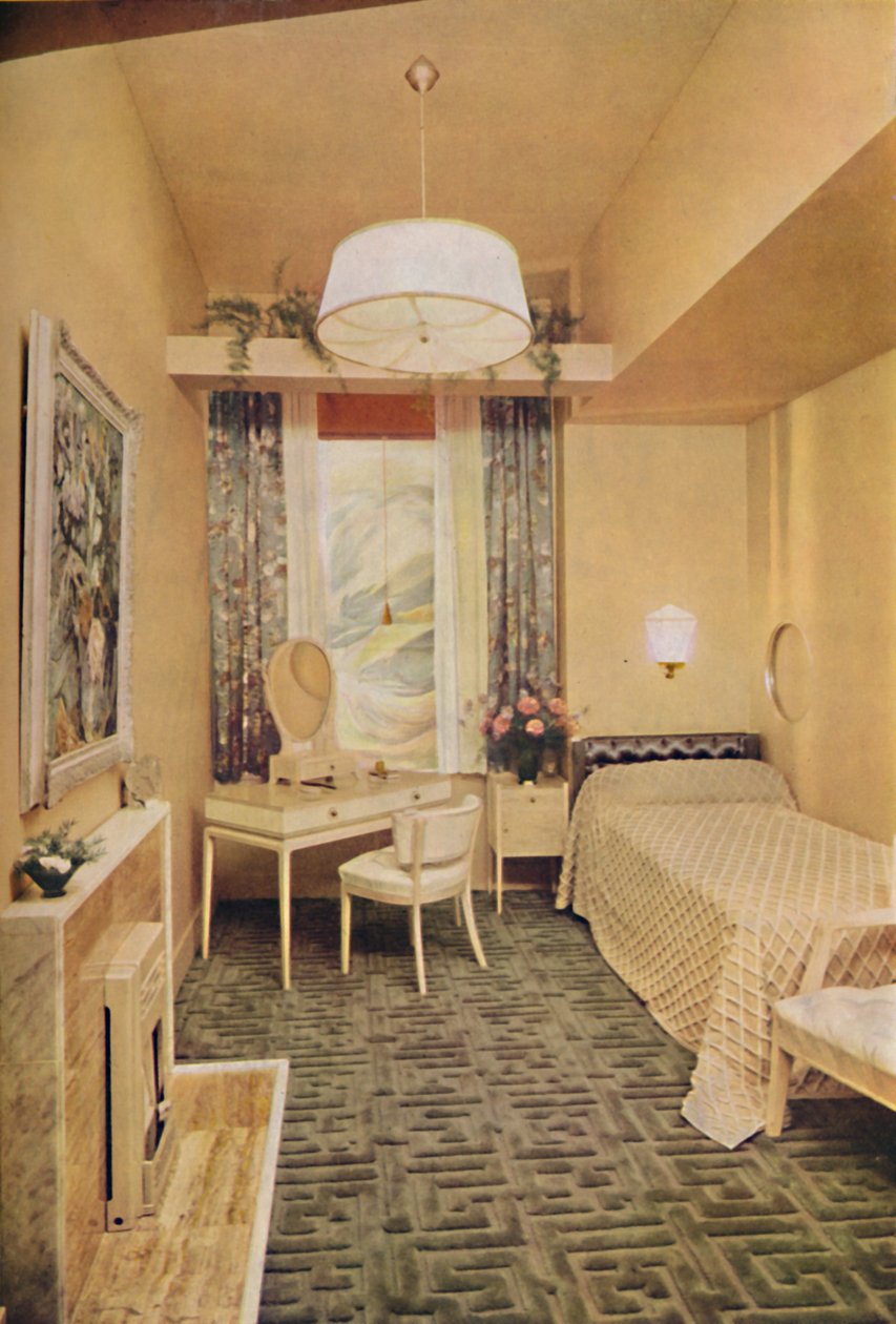 Esmé Gordon tarafından tasarlanan yatak odası, A.R.I.B.A., A.R.I.A.S., Yunan anahtar tasarımı W Wilton Carpet by J by Unbekannt