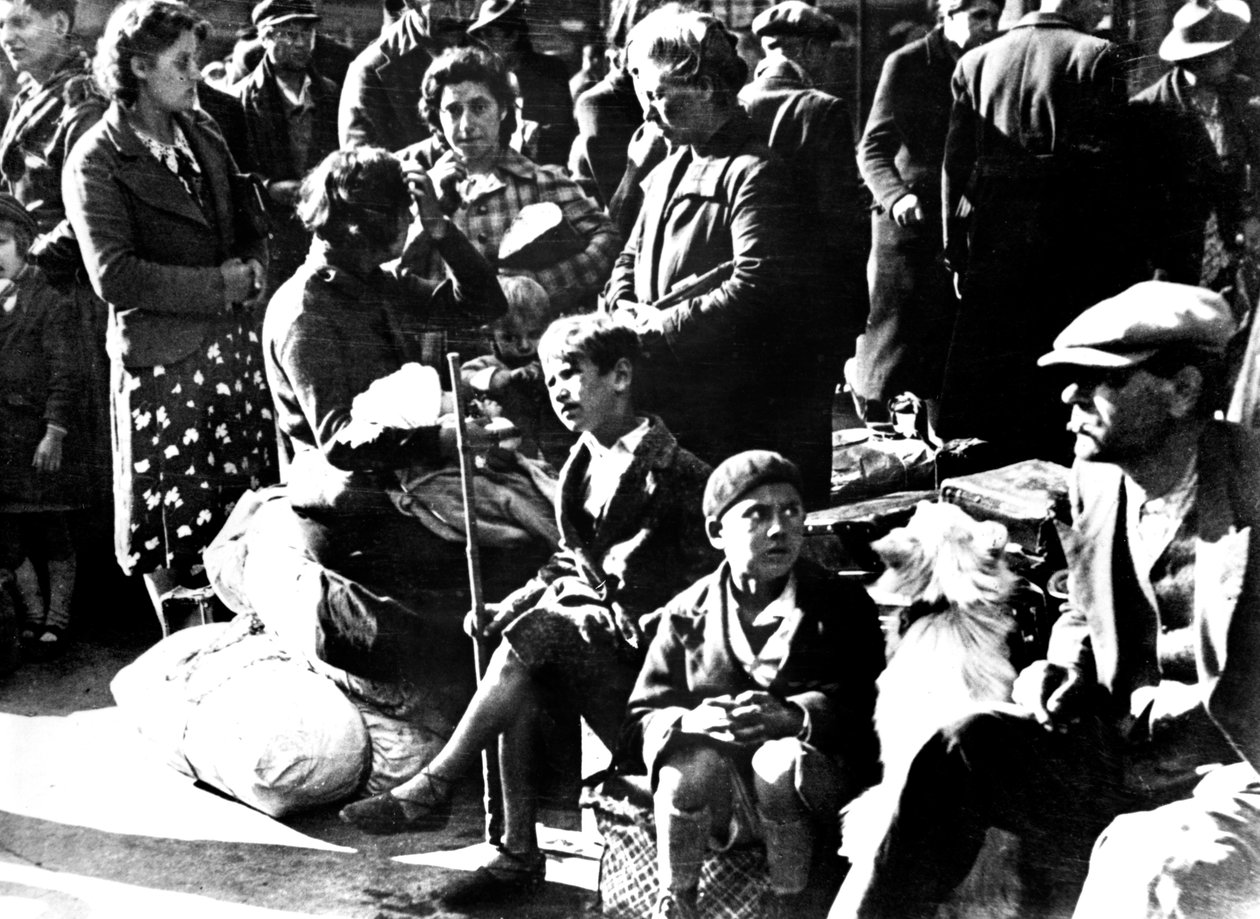 Bisikletleri ve eşyalarıyla birlikte Gare du Nord, Paris, Temmuz 1940