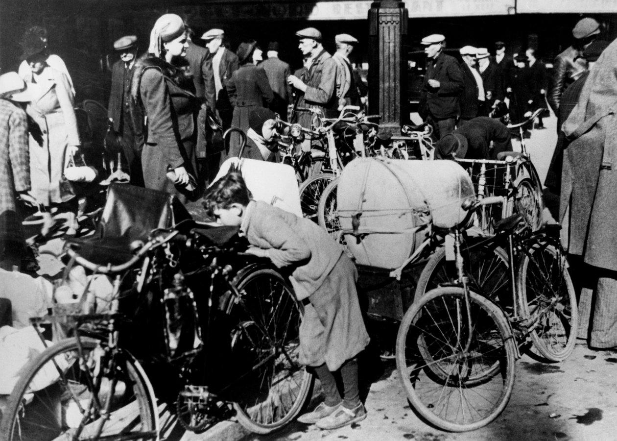 Bisikletleri ve eşyalarıyla birlikte Gare du Nord, Paris, Temmuz 1940