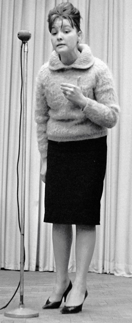 Bella Akhmadulina, Rus şair, 1960