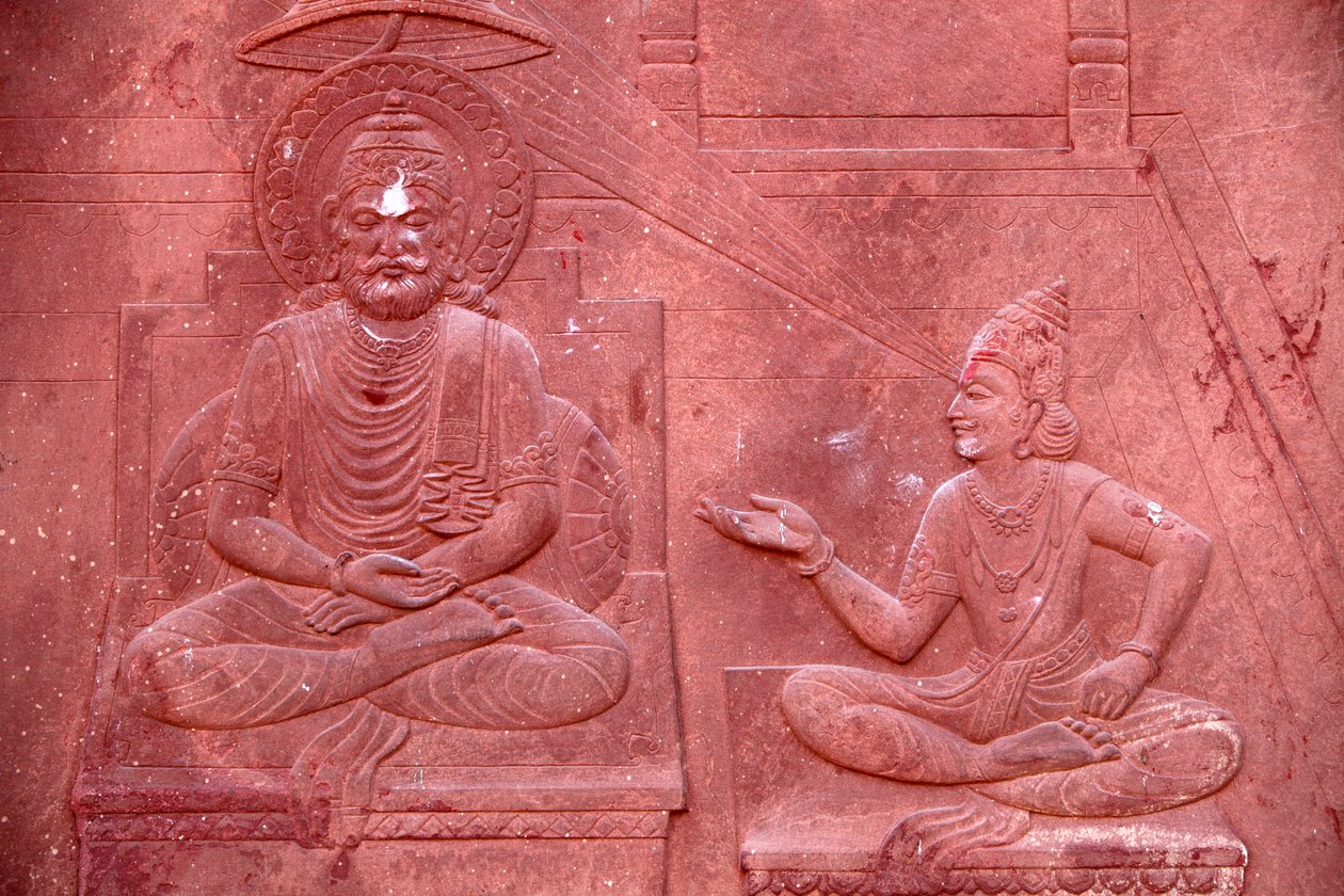 Bhagavad Gita bir Hindu tapınağına kazınmış: Krishna ve Arjuna Vrindavan Inde arasındaki diyalog by Unbekannt