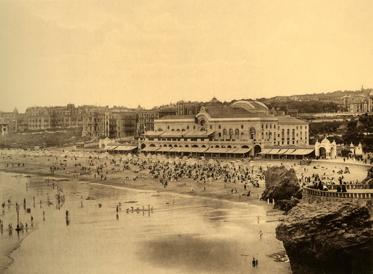 Biarritz - Kumarhane Belediyesi ve Grande Plage, c1930. by Unbekannt