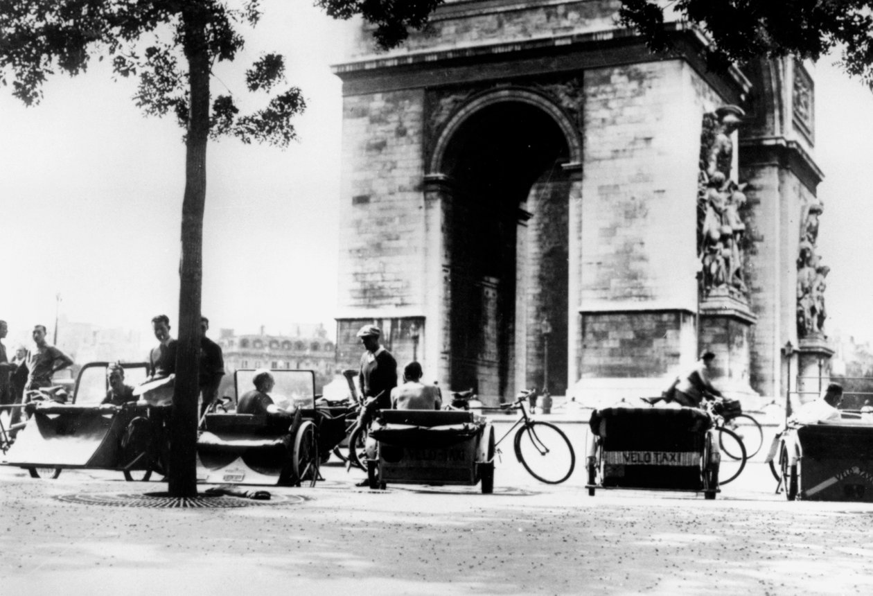 Alman işgali altındaki Paris, Arc de Triomphe yakınlarındaki Place dEtoile