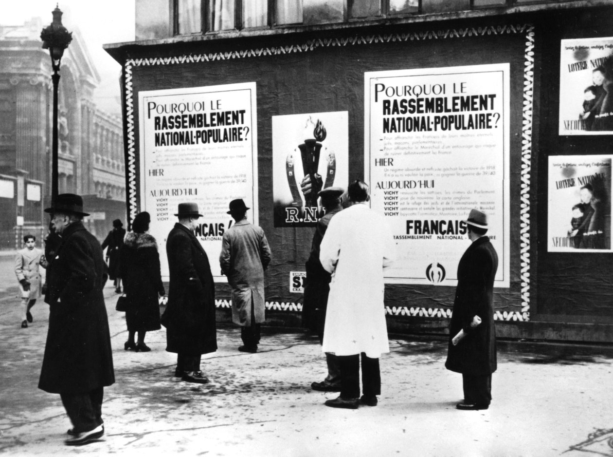 Yeniden Birleştirme Nationale Populaire posterlerini dağıtan reklam panosu, Alman işgali altındaki Paris, Şubat 1941 by Unbekannt