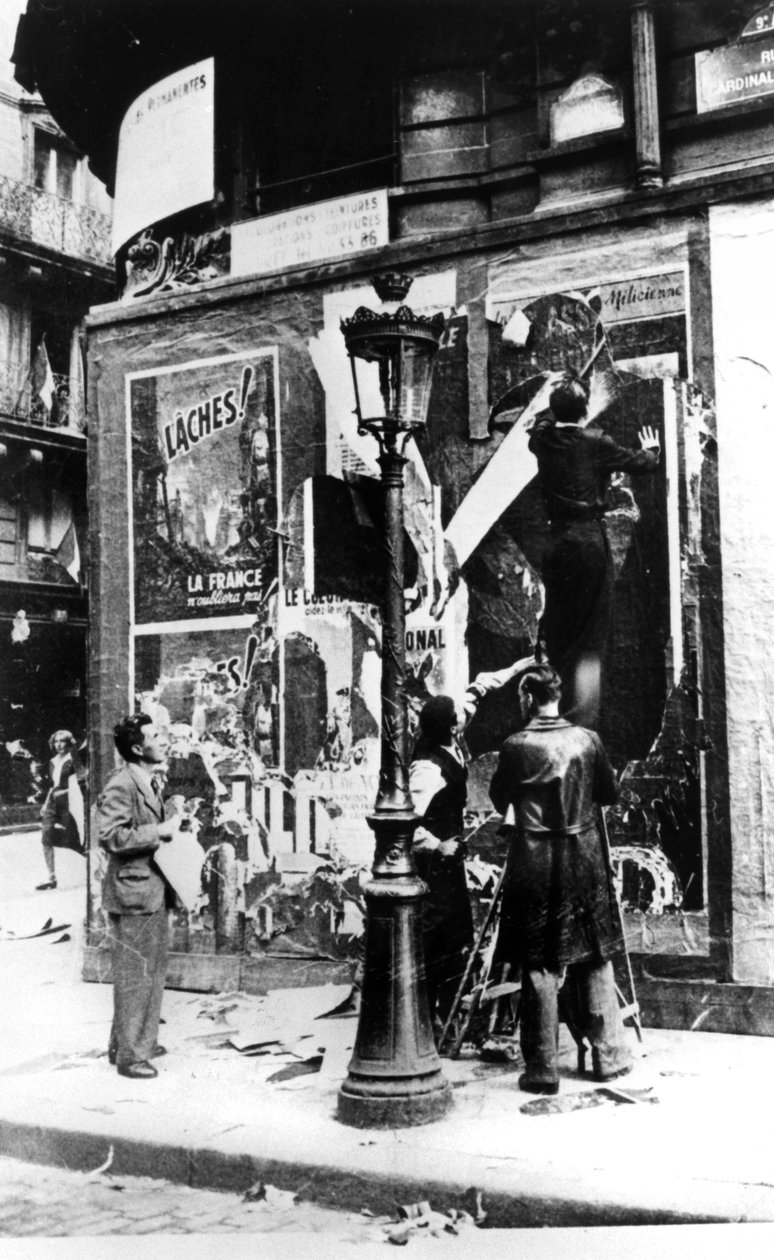 Propaganda posterleri asan adamların olduğu reklam panosu, Paris, II. Dünya Savaşı, 1939-1945 by Unbekannt