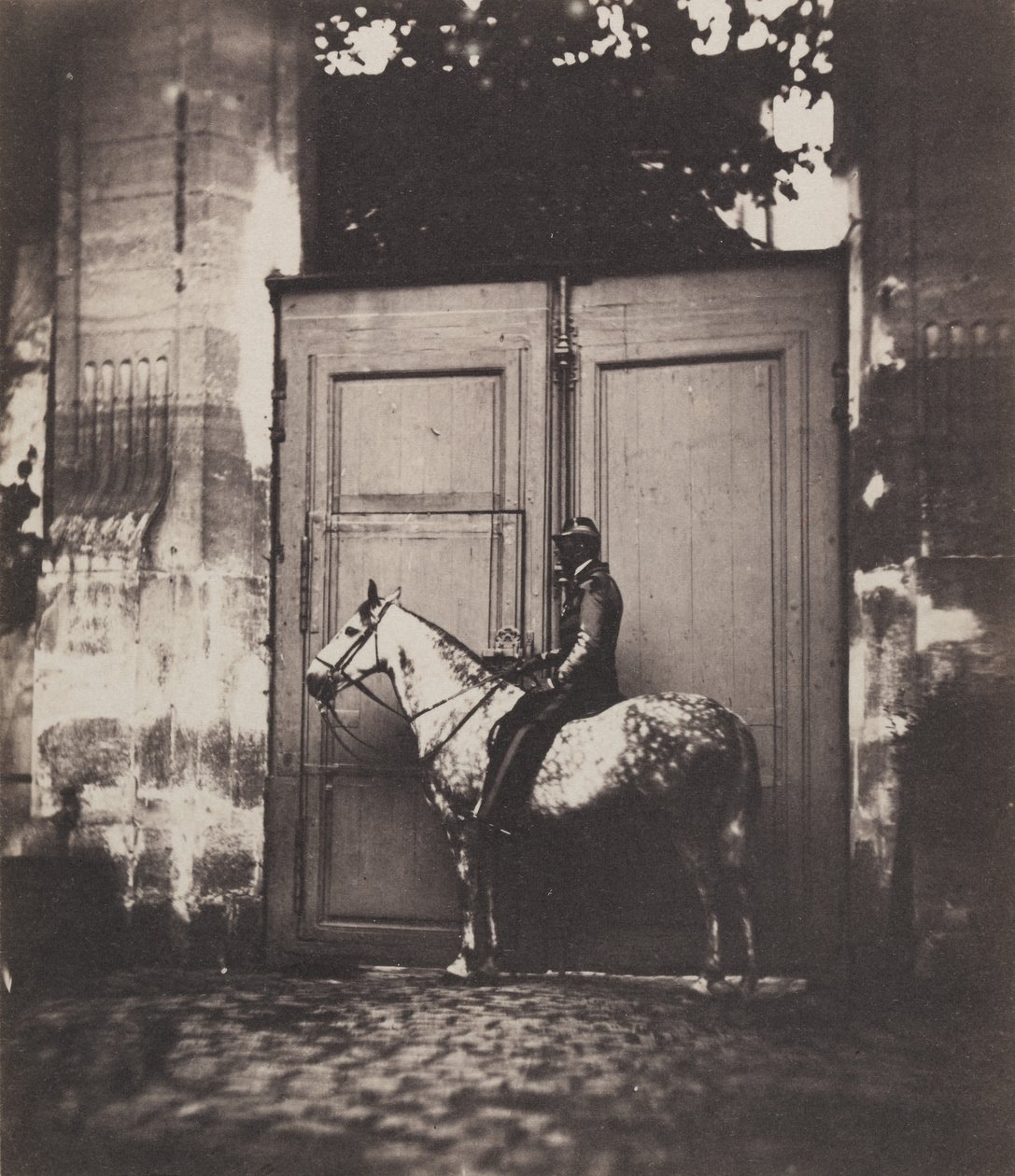 Kapı Önünde Kara Süvari, c. 1855. by Unbekannt