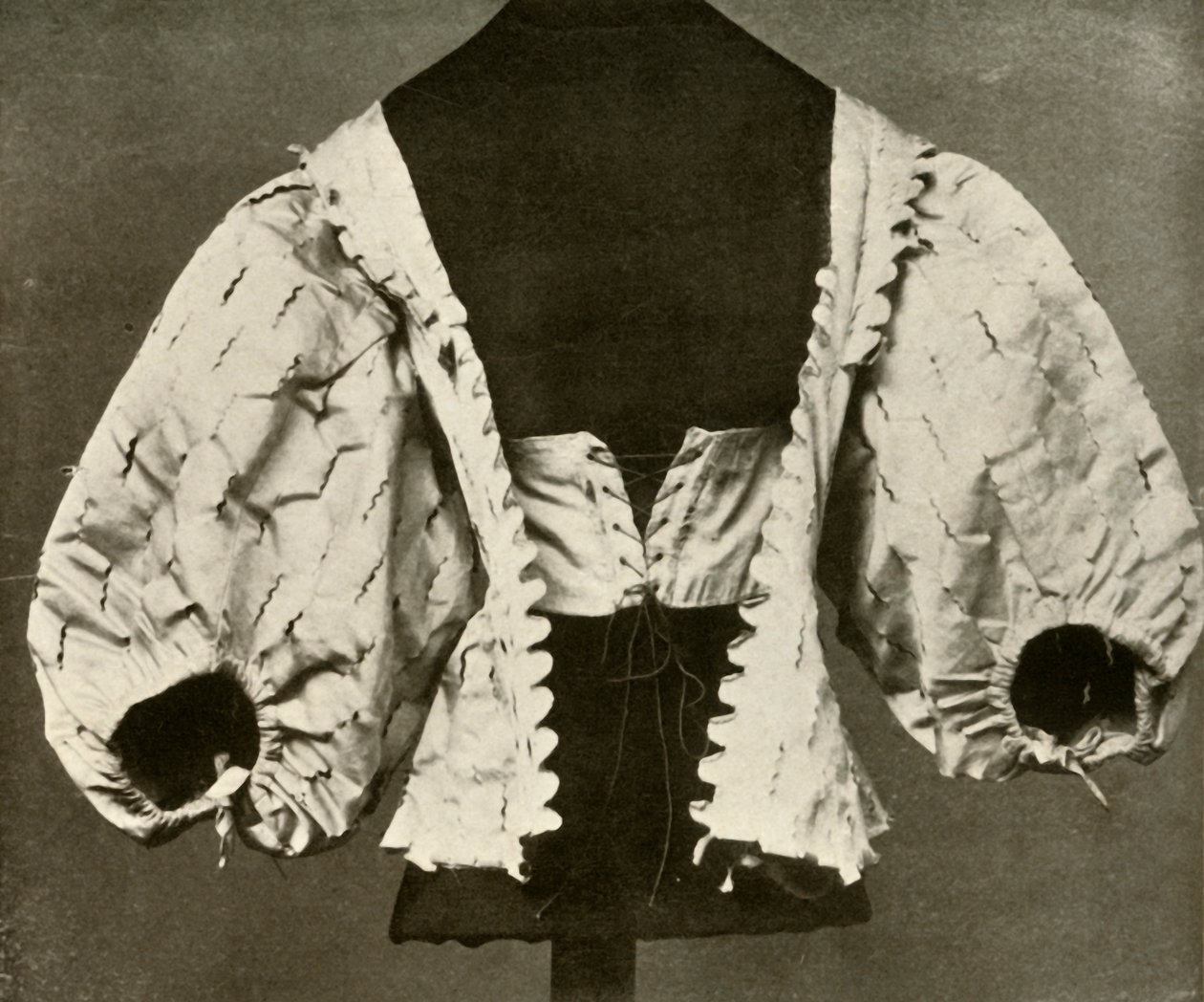 Kesilmiş ve pembeleştirilmiş beyaz satenden korsaj, c1620-1640, 1937. by Unbekannt
