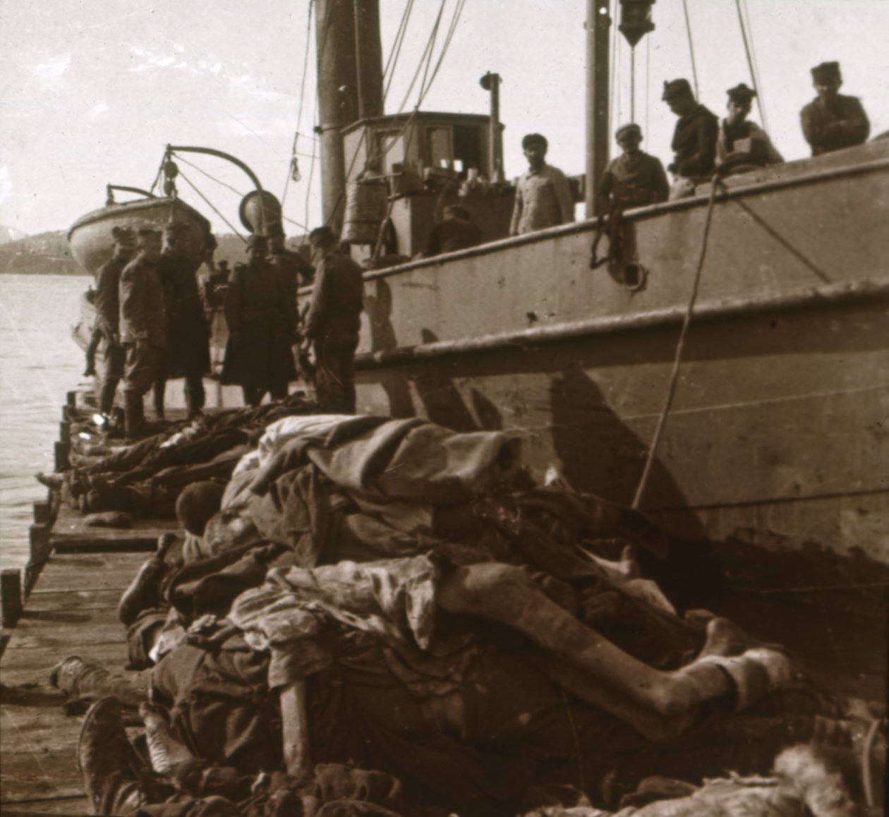 Tifüs kurbanlarının cesetleri, Korfu, Yunanistan, c1915 by Unbekannt