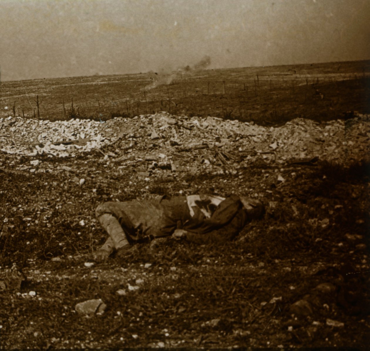 Uzaktan baraj ateşi olan gövde, c1914-c1918 by Unbekannt