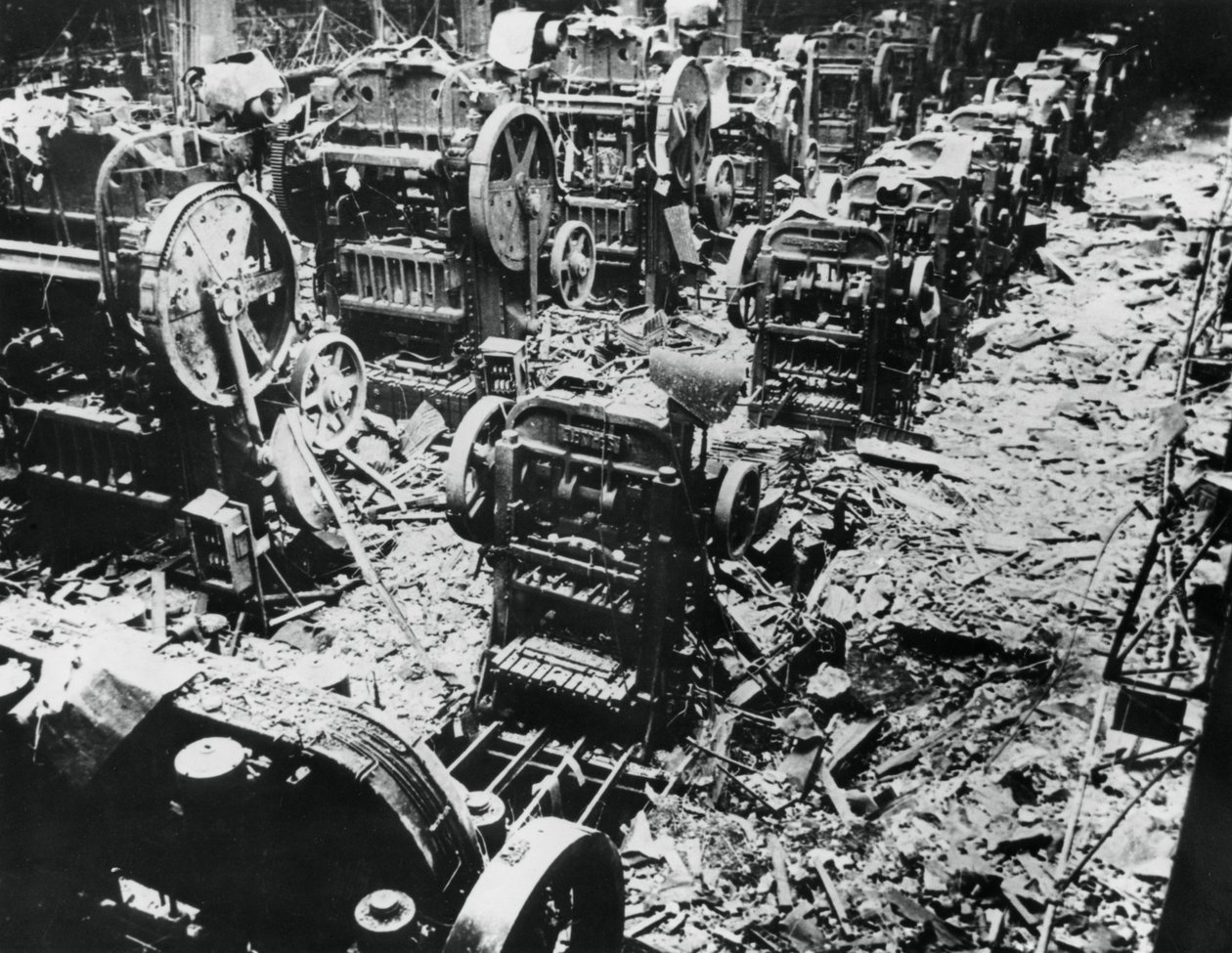Renault fabrikasında bomba hasarı, Sevres, Paris, 4 Nisan 1943 by Unbekannt