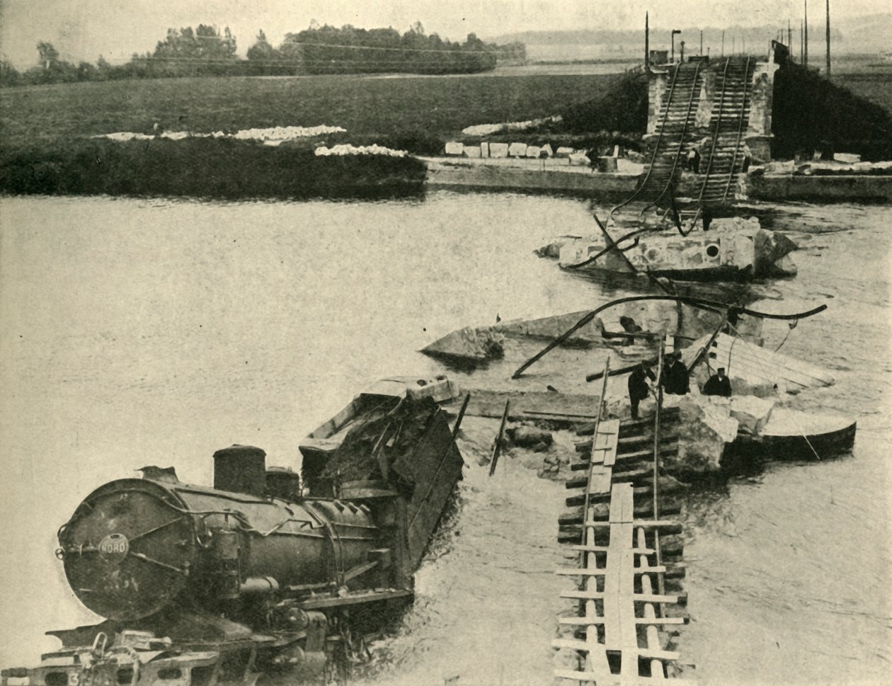 Bombalanan köprü ve raydan çıkan tren, kuzey Fransa, Birinci Dünya Savaşı, 1914, c1920. by Unbekannt