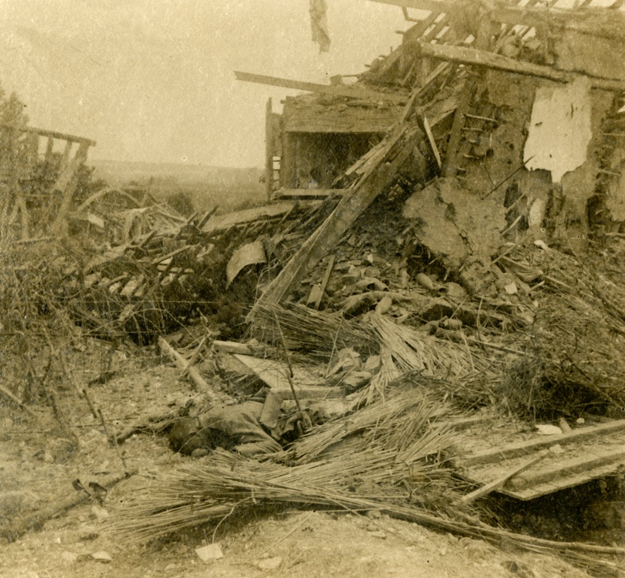 Bombalanmış bina, ölü askerin cesedi ön planda, 1916 by Unbekannt